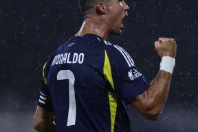 YY体育-包含C罗迎来七赛季高光表现，DWG球迷沸腾！的词条