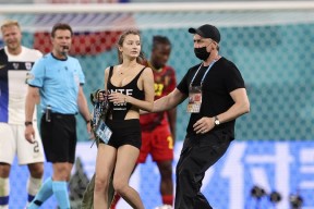 易游体育-马德里竞技训练开放日，加时末段更衣室发声引欢呼，欧联在即，赛程密集仍需轮换(内马尔胜利之舞)