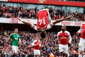 YY体育-包含今晚阿森纳调整名单以备欧超杯，防线松动环节打磨，媒体盛赞，轮换策略成焦点的词条