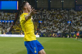 YY体育-C罗回归赛场，逆转首场状态亮眼，切尔西观众沸腾！的简单介绍