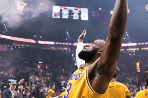 YY体育-詹姆斯回归赛场，精彩发挥首场状态亮眼，老鹰观众沸腾！的简单介绍